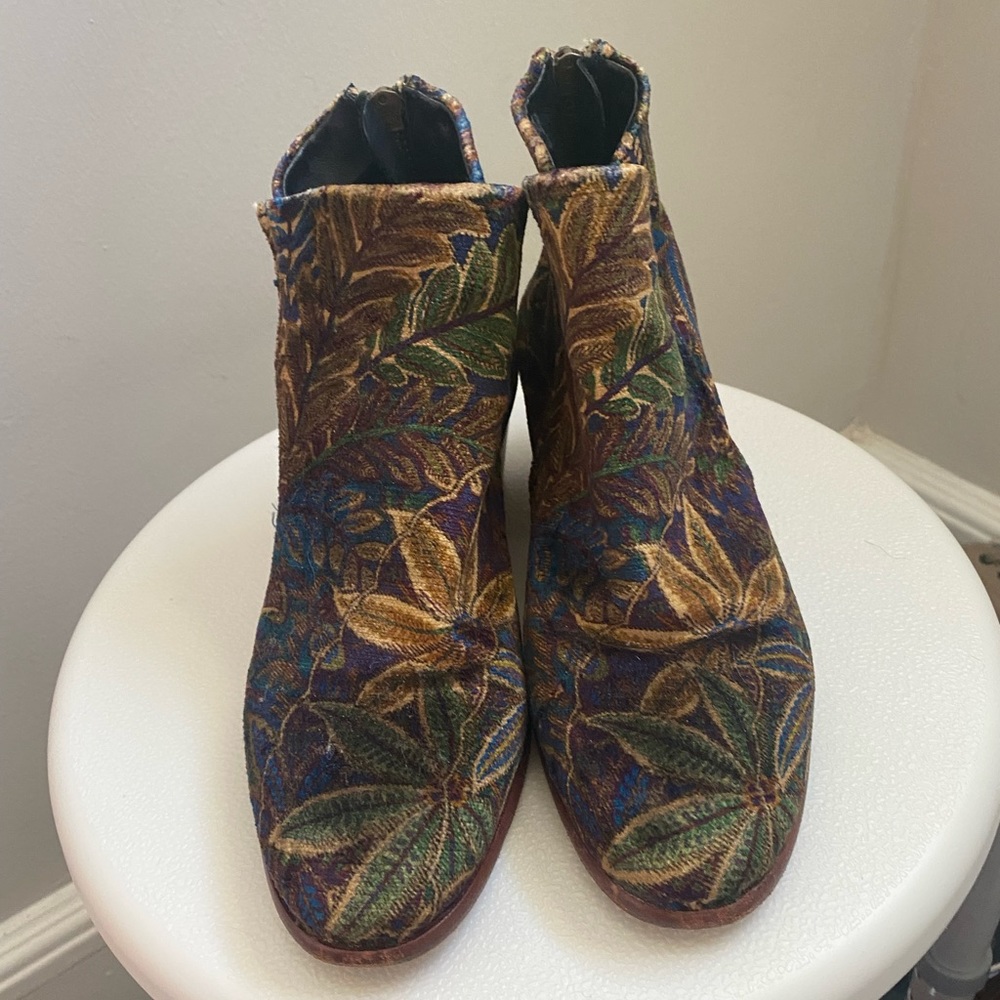 Velvet fern pattern boots